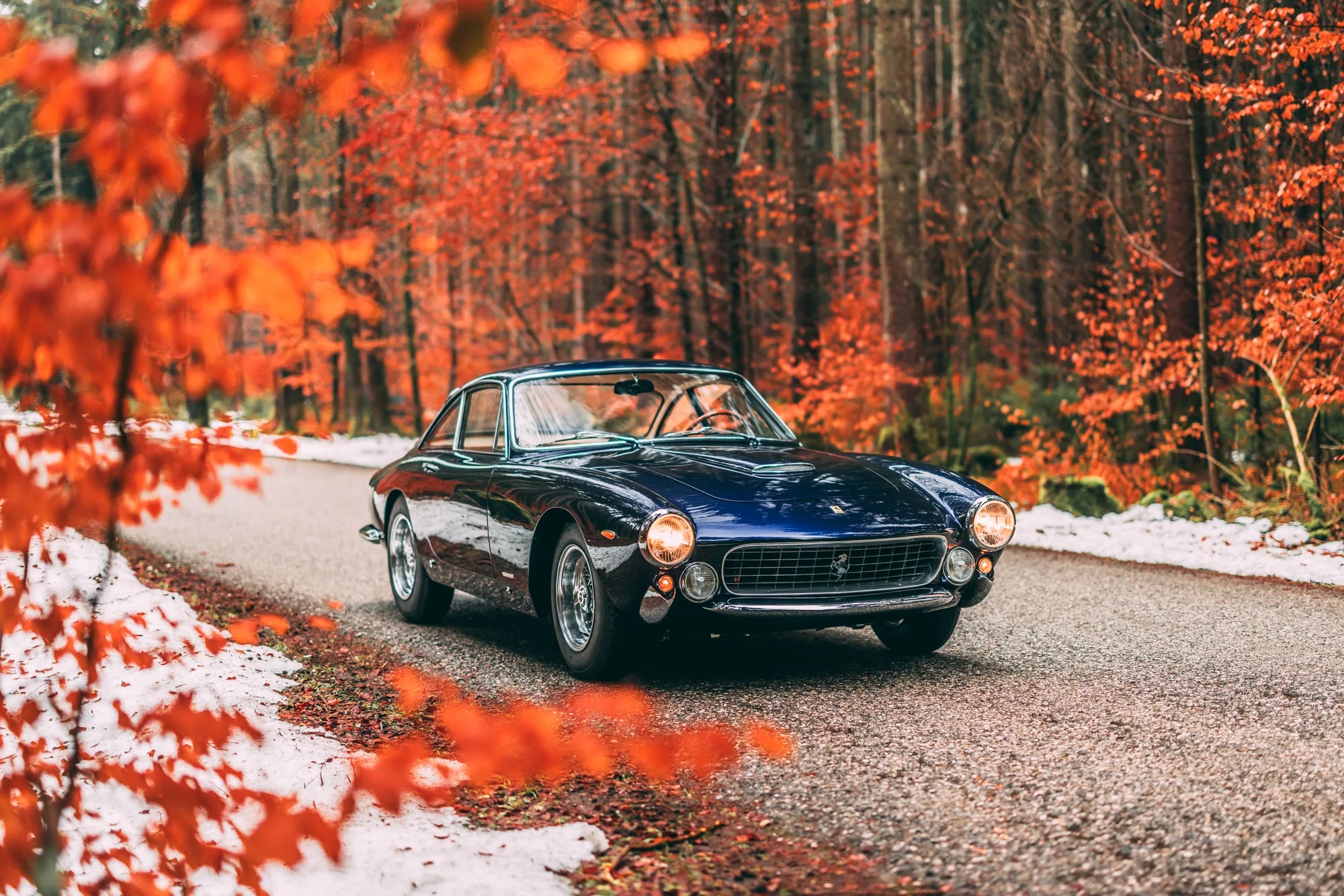 A collector car under studio light on the Schaltkulisse Munich floor