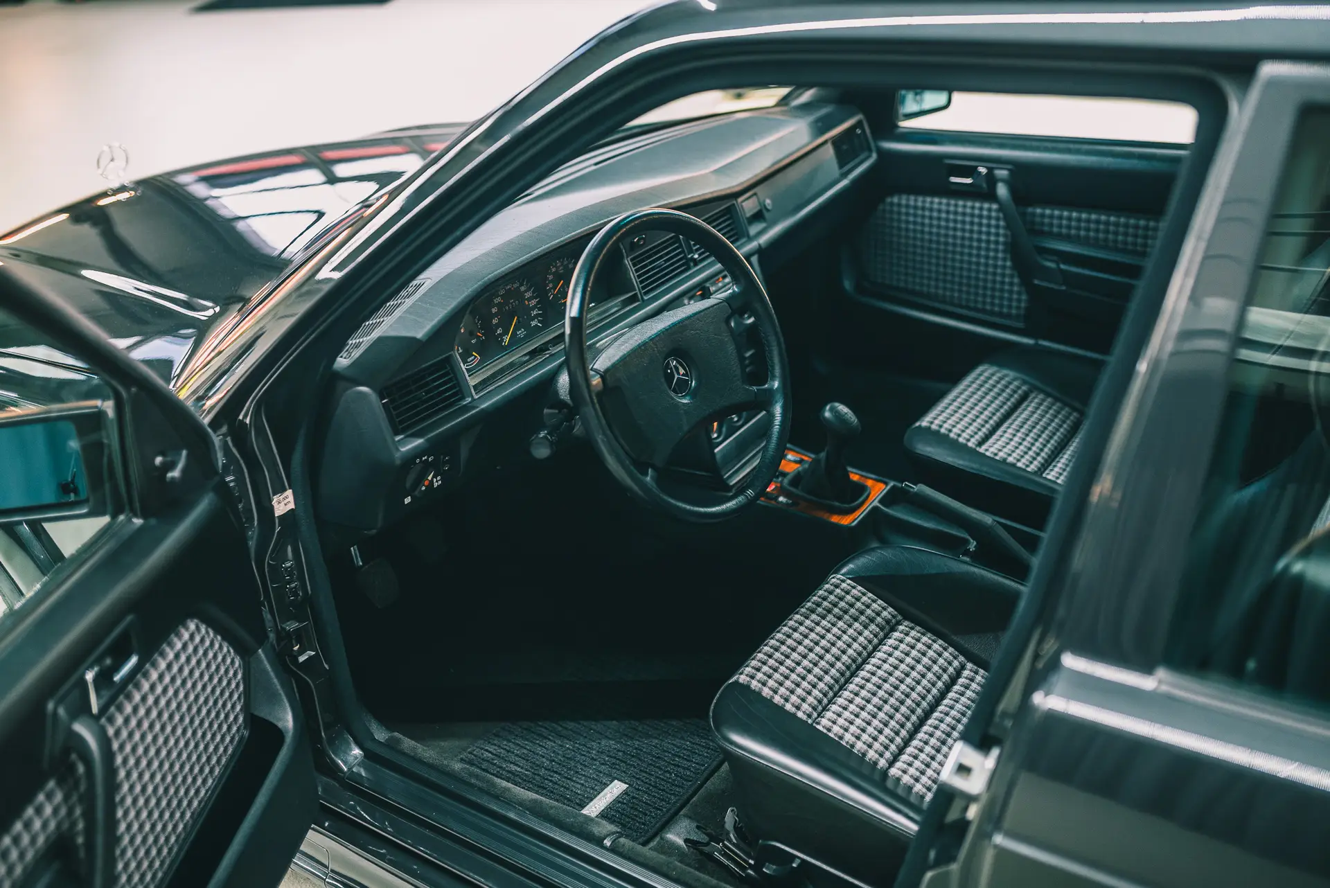 Mercedes-Benz_190E_Evolution_I_Interior (1)