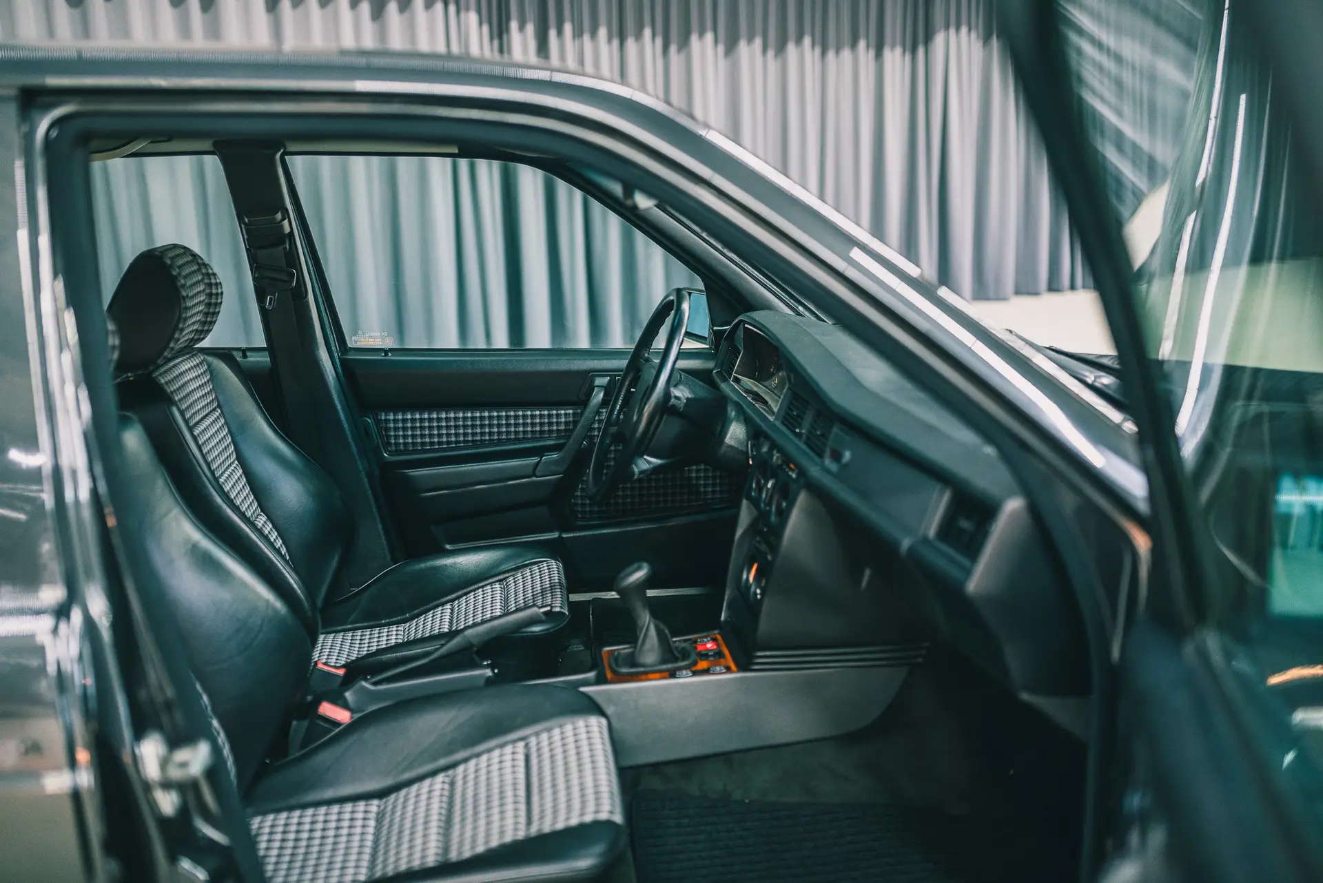 Mercedes-Benz_190E_Evolution_I_Interior (15)